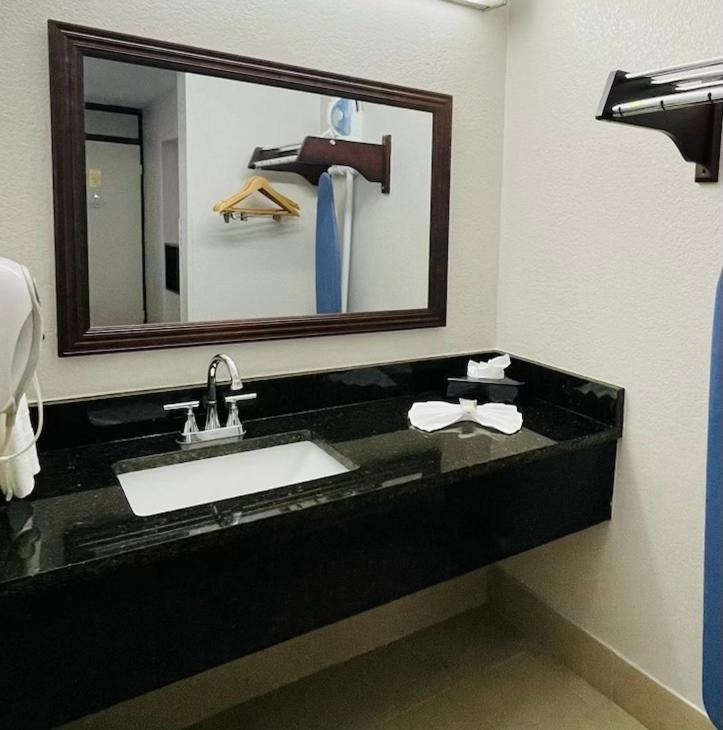 Days Inn By Wyndham Irving Grapevine Dfw Airport North Exteriör bild