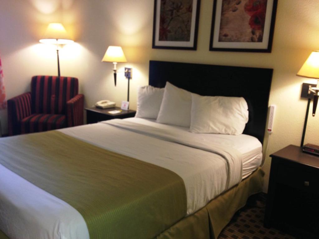 Days Inn By Wyndham Irving Grapevine Dfw Airport North Rum bild